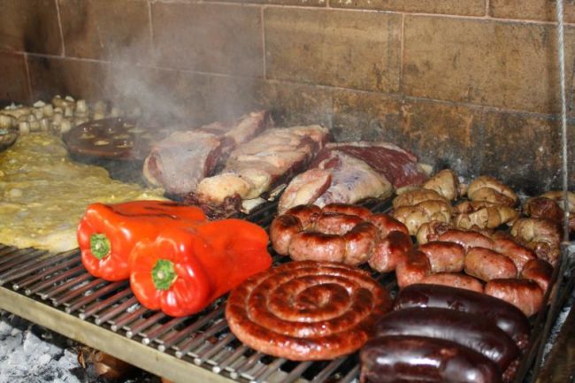 Visum für Argentinien für Asado-Grill mit einer Vielzahl von Fleisch und Gemüse.