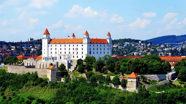 Slovakia halts Russian tourist visas for summer