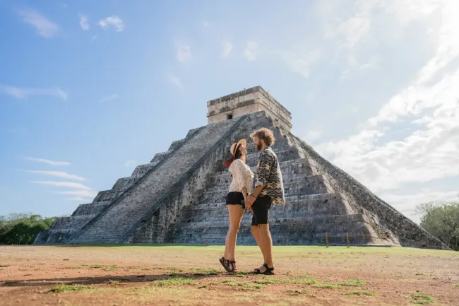 Couple tourism Mexico chichenitza